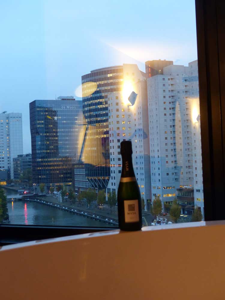 mainport-hotel-room-cava